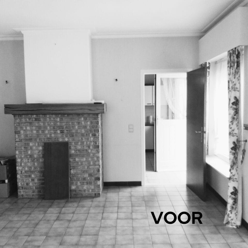 Leefruimte met tegels en oude haard