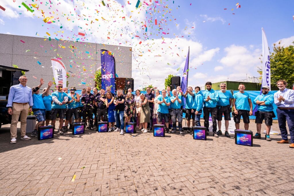 Team Tifre aan het juichen omdat ze de plezantste werf gewonnen hebben in samenwerking met Bouwunie en Topradio
