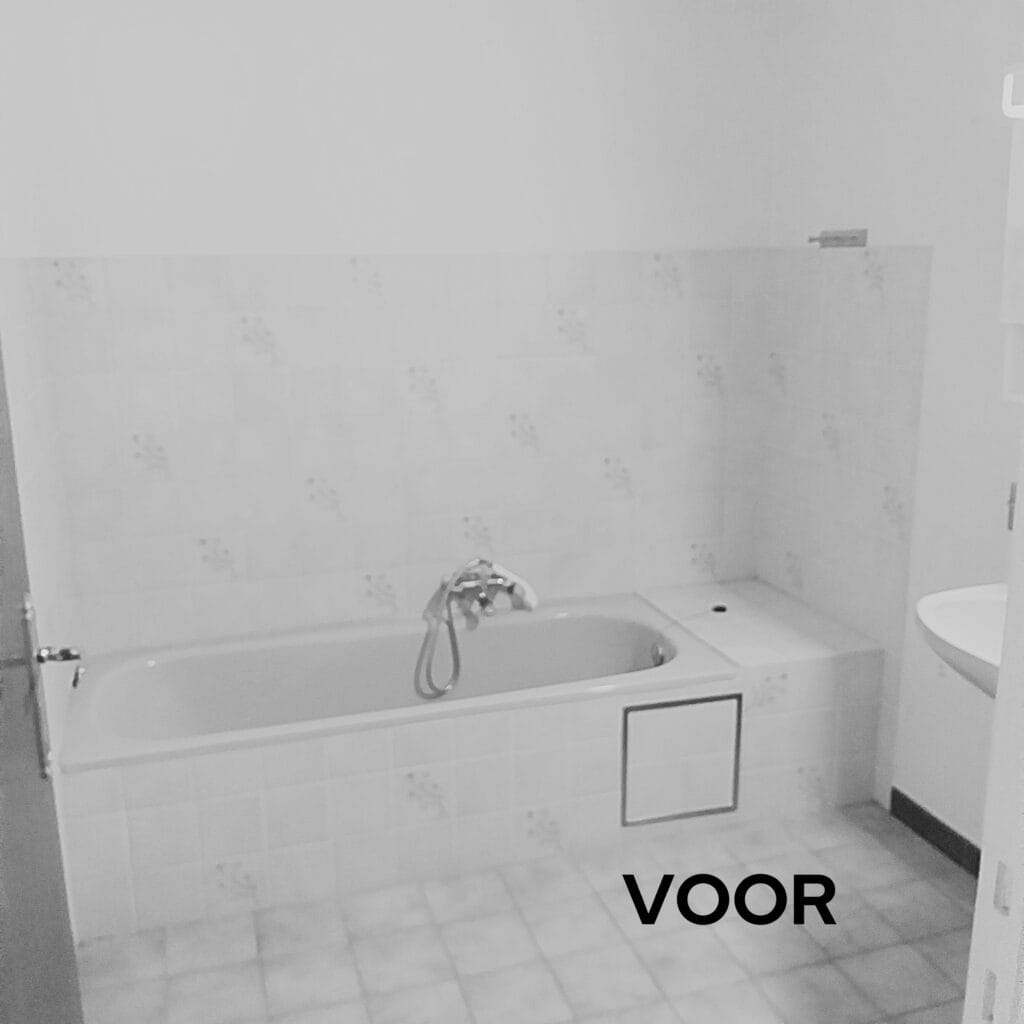 Oude badkamer met bad en klassieke tegels