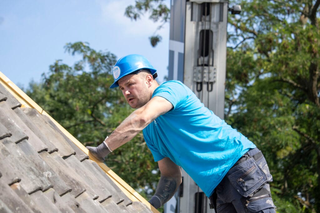 Dakwerker aan de slag om dak te leggen