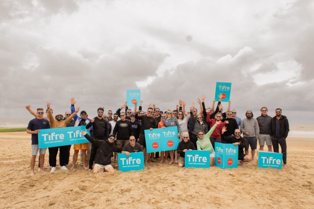 Team tifre op teambuilding aan zee