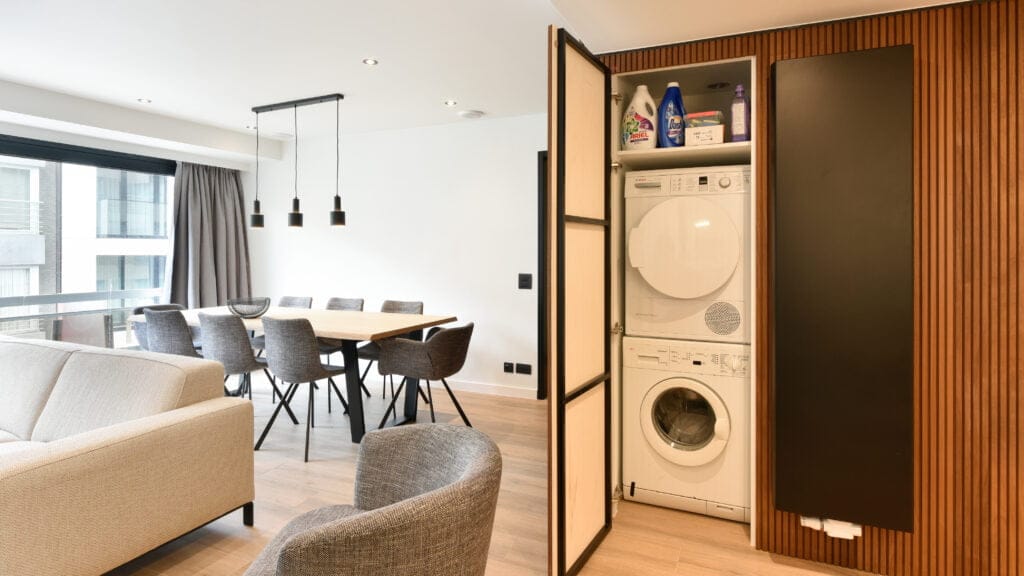 Wasplek integreren in maatkasten met houten latjes