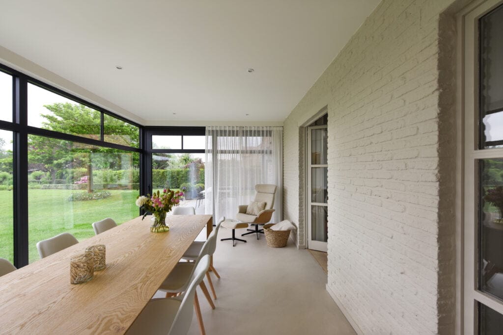 Uitbouw woning met gietvloer en aluminium ramen