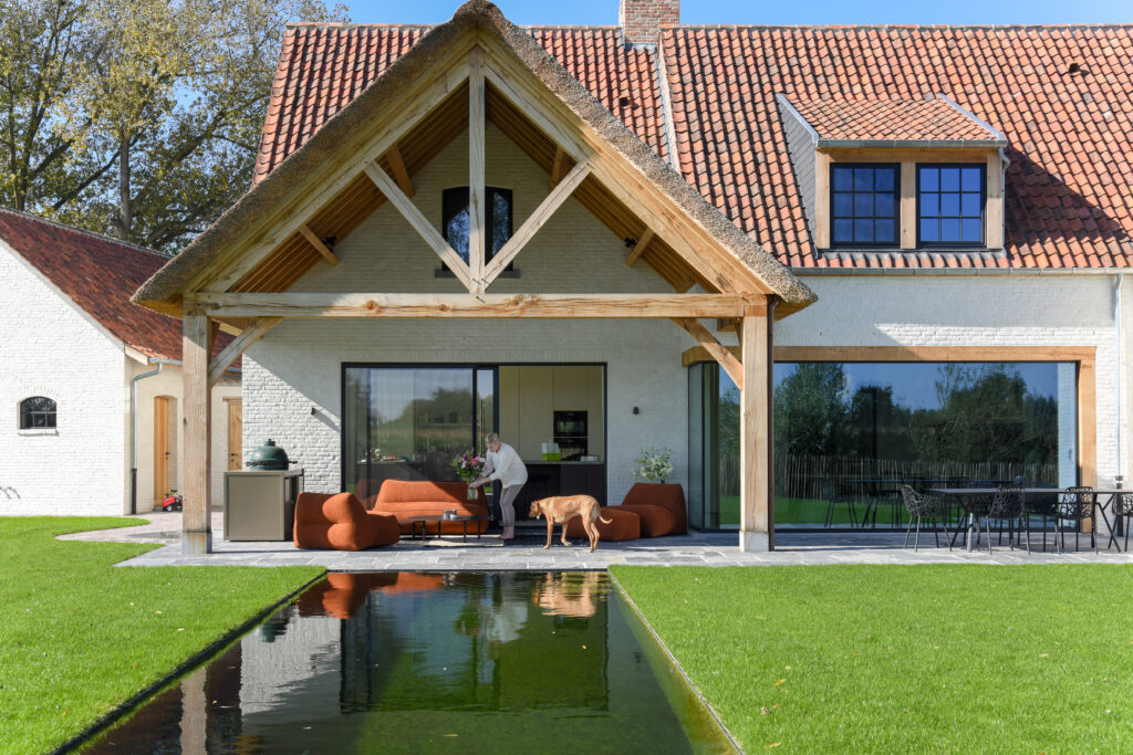 Landelijke villa met uitbouw en rieten dak in Beveren