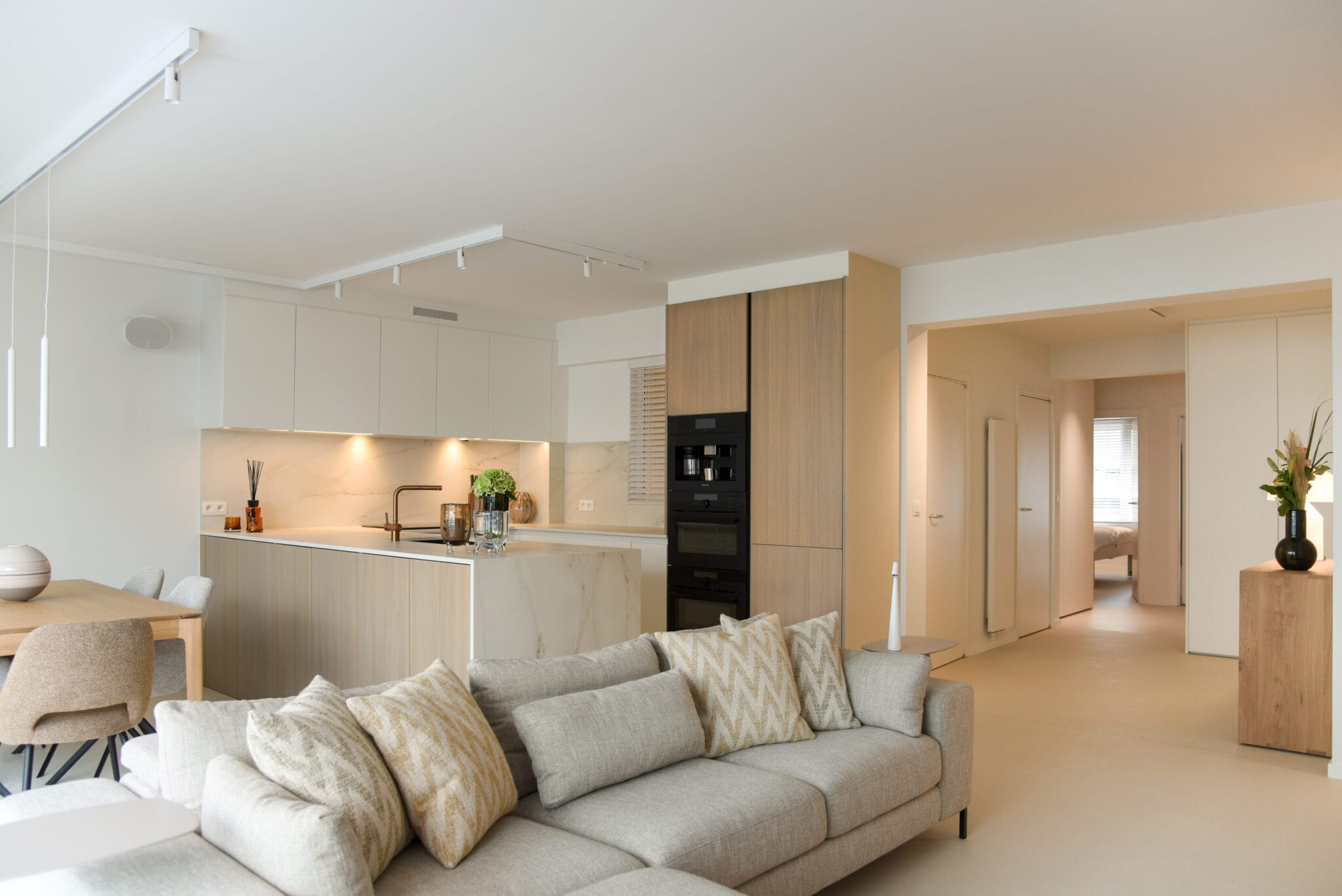 Interieur renovatie Knokke met keuken en beige zetel