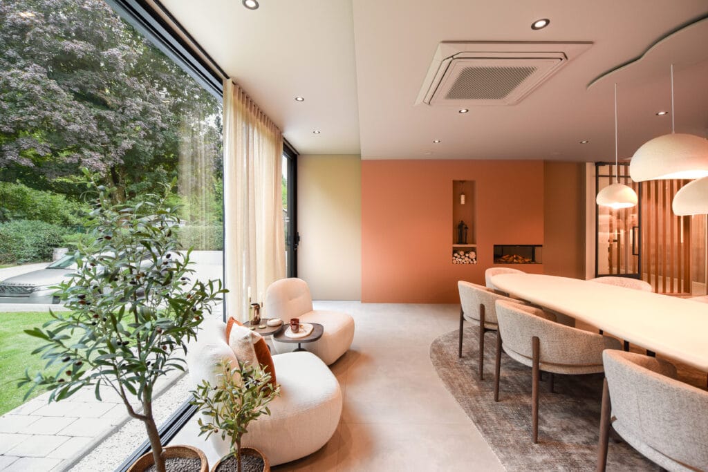 Belevingsruimte met ingewerkte haard en designmeubelen