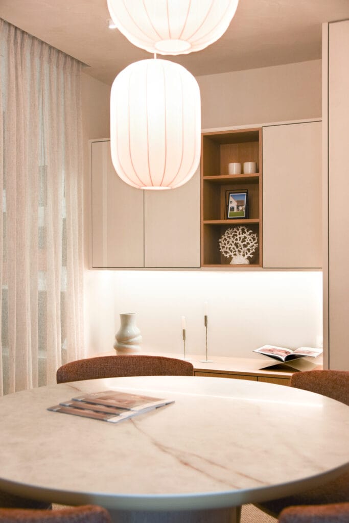 Vergaderzaal in de belevingsruimte van Tifre in Sint-Niklaas met meubelen en tafel in marmeren blad en gestoffeerde stoelen op maat